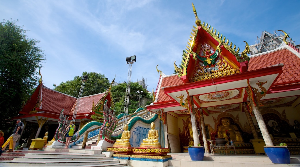 Stor Buddha-statue som viser religiøse elementer og tempel eller hellig sted