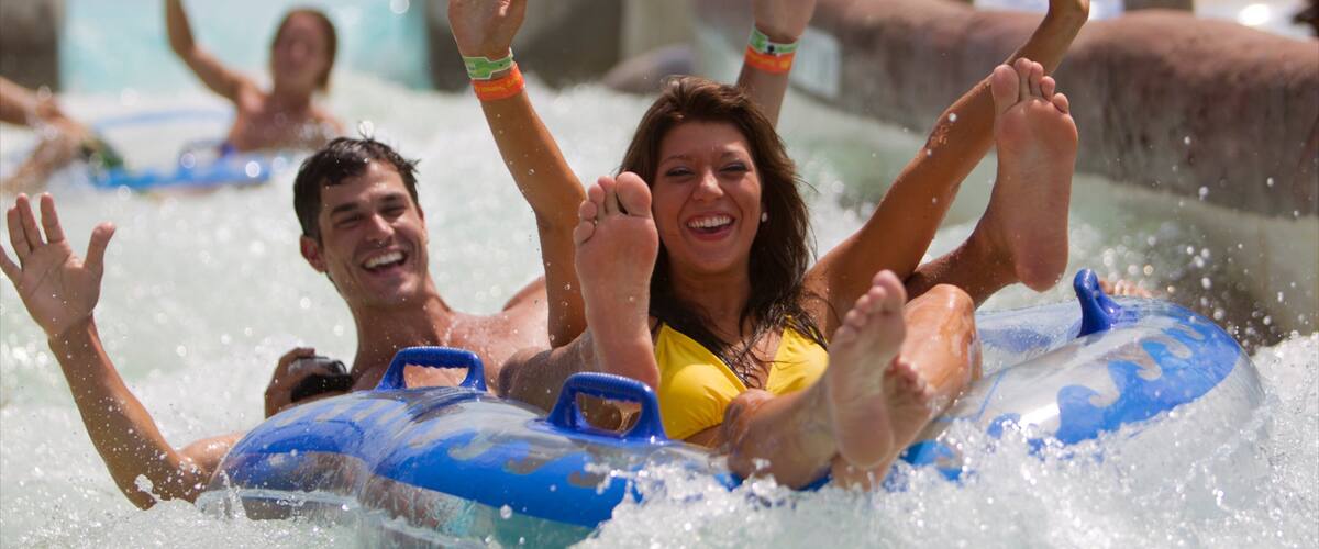 Galveston Schlitterbahn Waterpark toont een waterpark en attracties en ook een stel