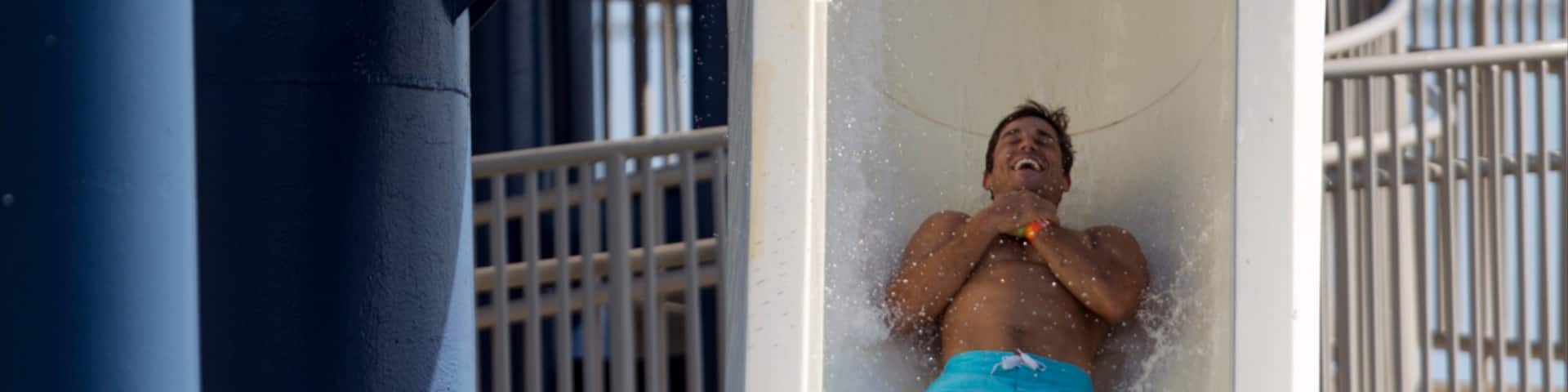 Galveston Schlitterbahn Waterpark que incluye paseos y un parque acuático y también un hombre
