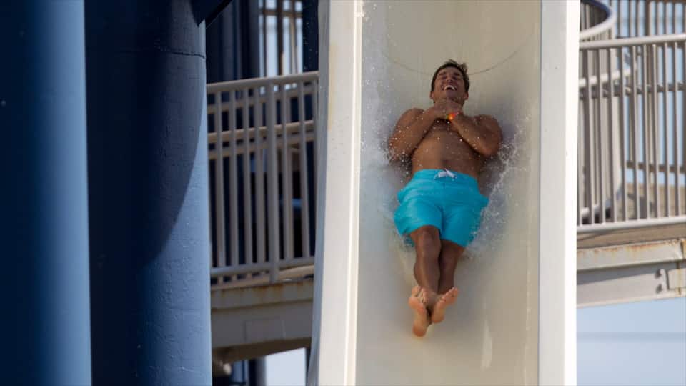 Galveston Schlitterbahn Waterpark que incluye paseos y un parque acuático y también un hombre