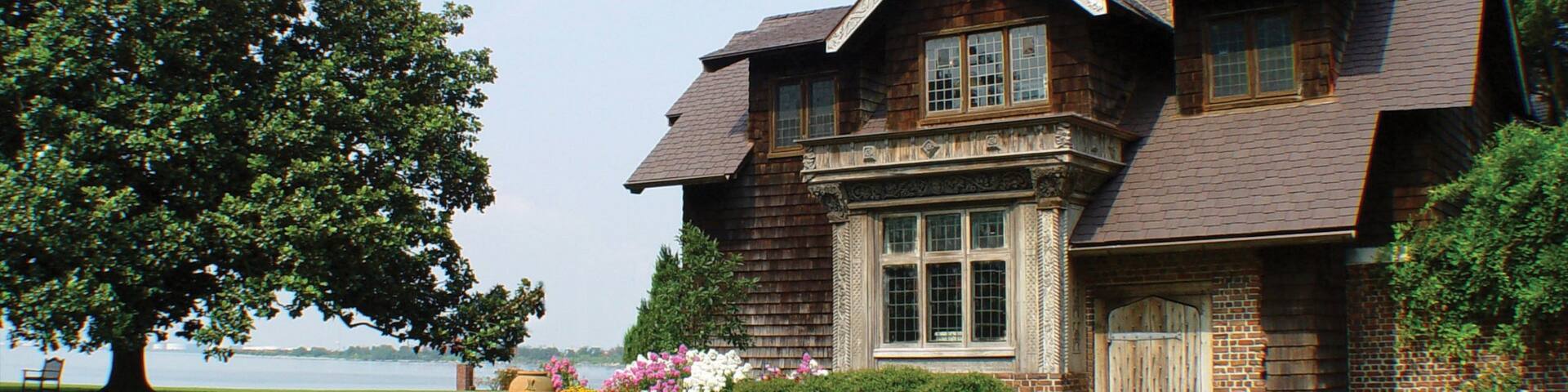 Hermitage Foundation Museum mit einem Haus und Garten