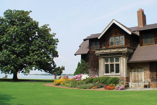 Hermitage Foundation Museum mit einem Haus und Garten