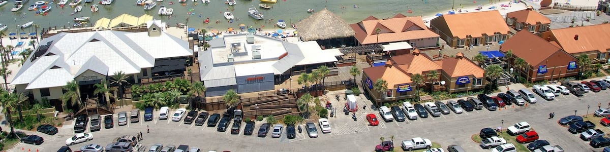 Pensacola Beach mit einem Bootfahren und Bucht oder Hafen