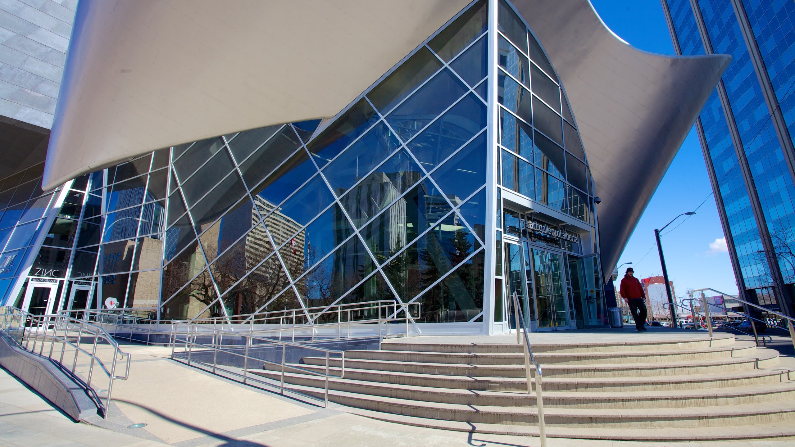 Art Gallery of Alberta mostrando arquitetura moderna, uma cidade e distrito comercial central