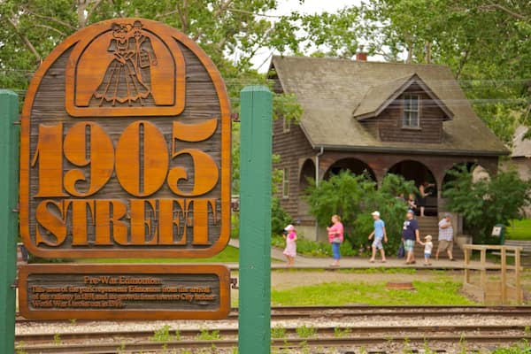 Fort Edmonton Park joka esittää kyltit, talo ja puisto