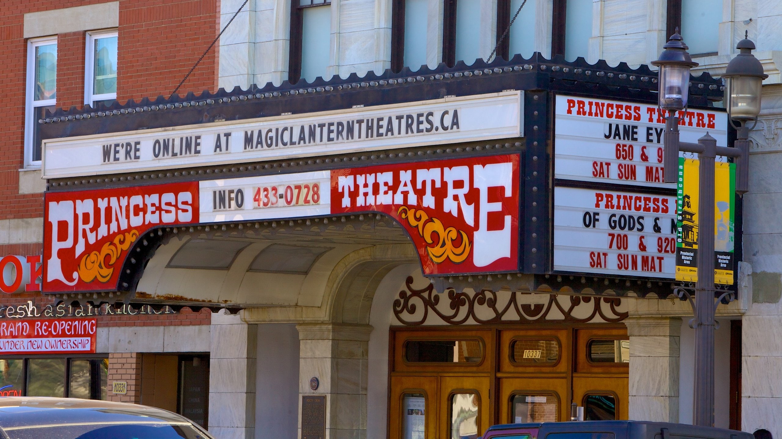 Old Strathcona som inkluderer teater, hus og skilt