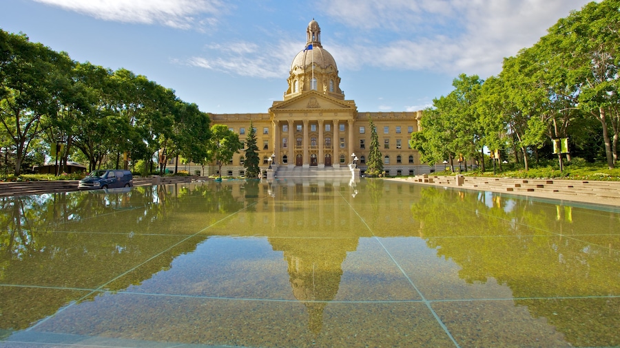 Edificio de la Legislatura de Alberta ofreciendo una ciudad, arquitectura patrimonial y un edificio administrativo