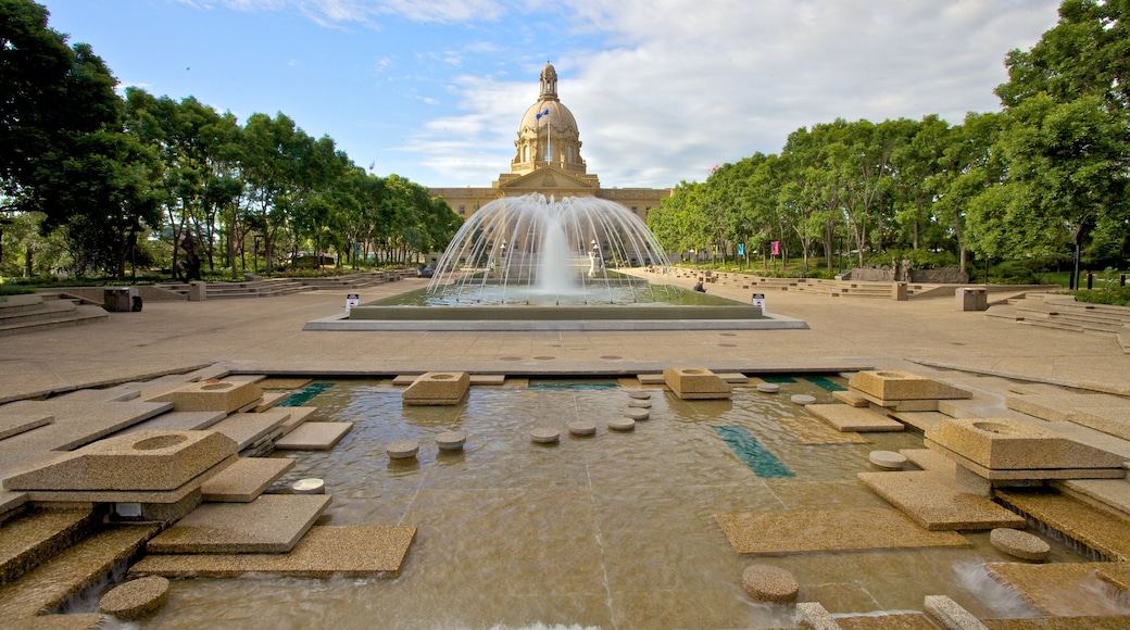 Edificio de la Legislatura de Alberta que incluye patrimonio de arquitectura, una fuente y un parque o plaza