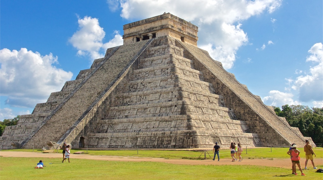 Chichen Itza bevat historische architectuur en ook een klein groepje mensen