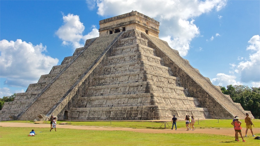 Chichén Itzá mostrando patrimonio de arquitectura y también un pequeño grupo de personas