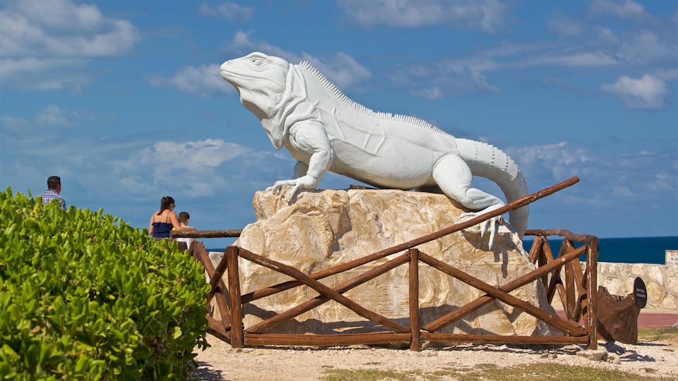 Isla Mujeres which includes outdoor art