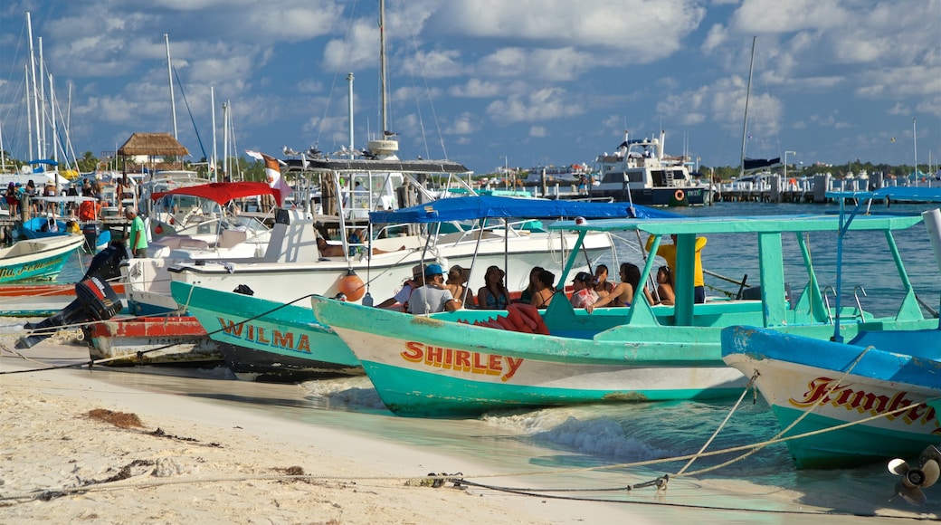 Playa Norte que incluye una bahía o puerto y también un pequeño grupo de personas