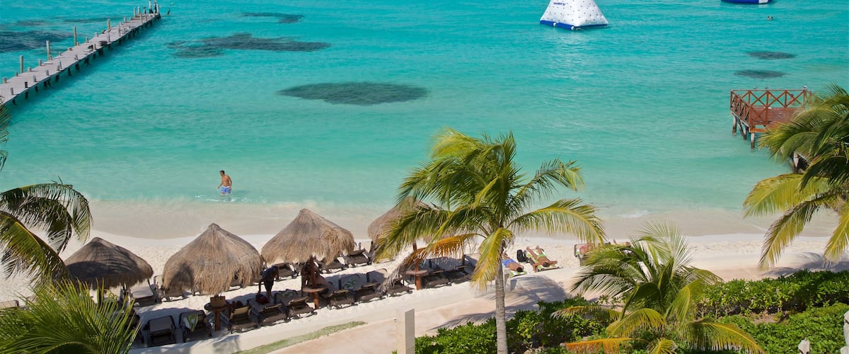 Cancun caracterizando cenas tropicais, paisagens litorâneas e uma praia de areia