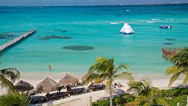 Cancún ofreciendo vistas de una costa, una playa de arena y escenas tropicales