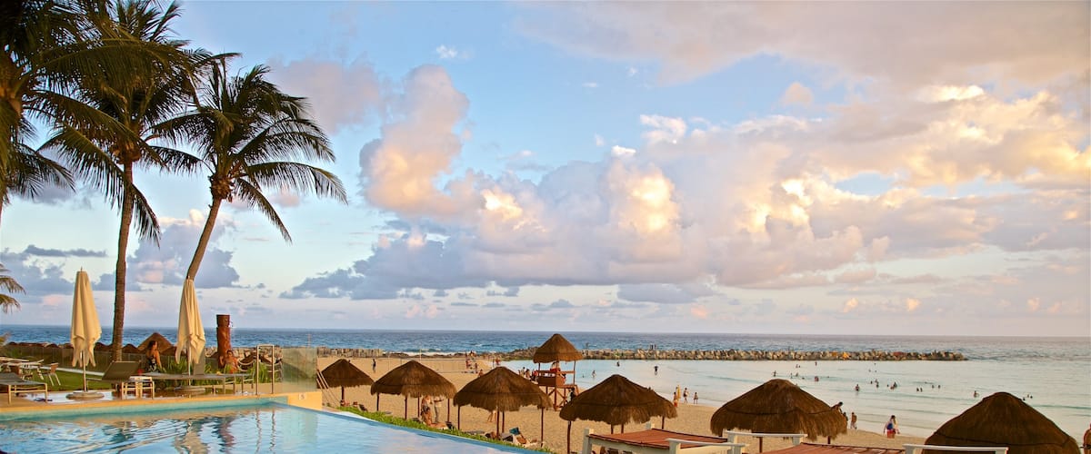 Zona Hotelera ofreciendo escenas tropicales, vistas de paisajes y una puesta de sol
