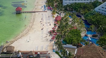 Torre Escénica ofreciendo vistas de una costa, una playa y un hotel o complejo turístico de lujo