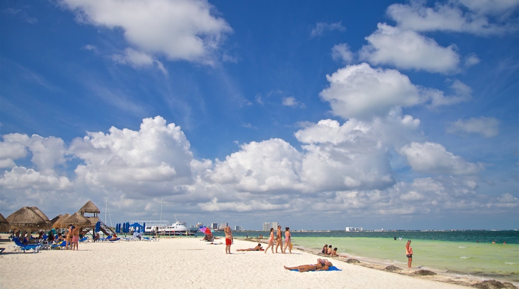 Playa Langosta bevat een strand, algemene kustgezichten en tropische uitzichten