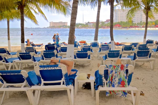 Playa Linda mettant en vedette vues littorales, plage et scĂšnes tropicales
