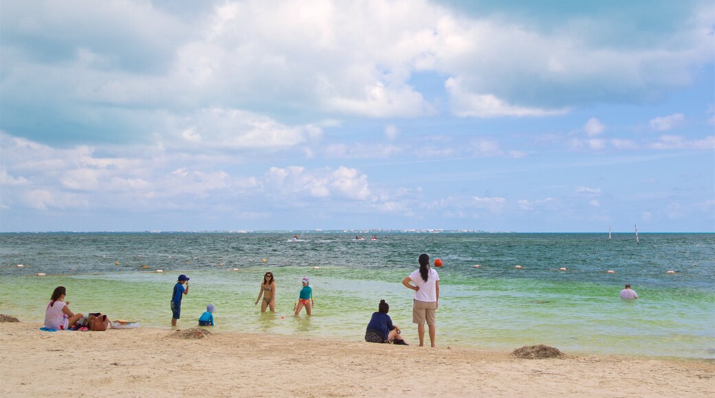 Playa Linda som visar en strand, bad och kustutsikter