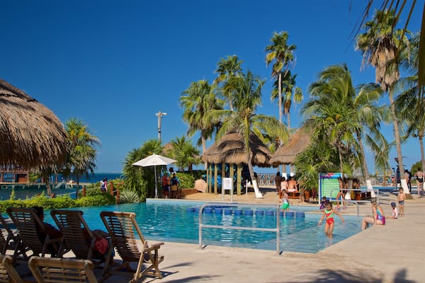 Dolphin Discovery som inkluderar en pool, tropisk natur och ett lyxhotell