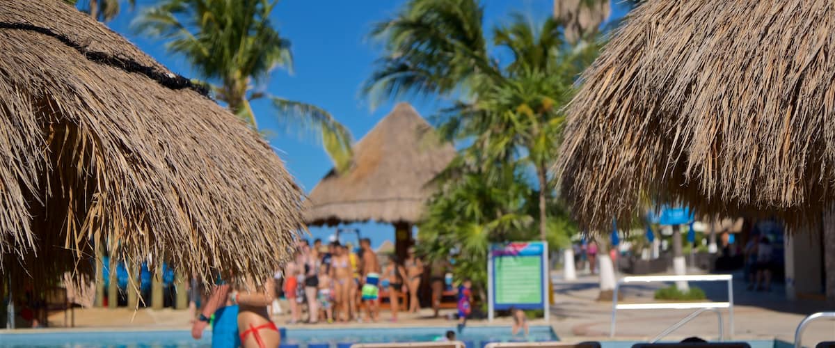 Dolphin Discovery ofreciendo una alberca, un hotel o resort de lujo y escenas tropicales