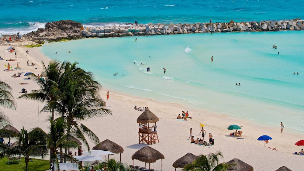 Playa Gaviota Azul welches beinhaltet Schwimmen, allgemeine Küstenansicht und tropische Szenerien