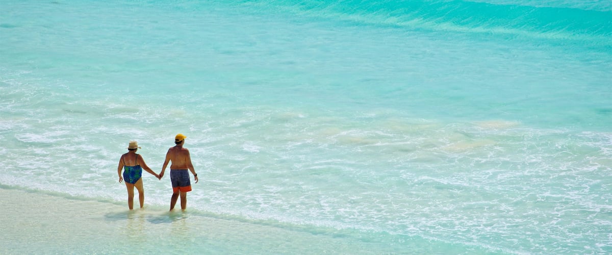 Playa Gaviota Azul ofreciendo natación, vistas generales de la costa y escenas tropicales