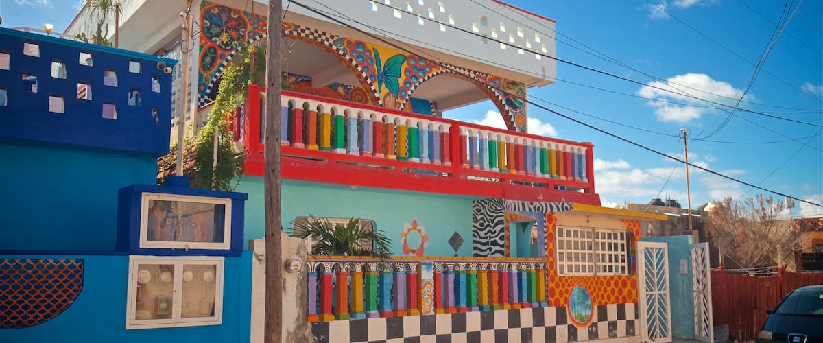 Casa Crayola ofreciendo una pequeña ciudad o pueblo