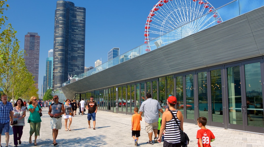 Chicago mostrando escenas urbanas y un edificio de gran altura y también una familia