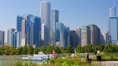 Chicago mostrando un edificio de gran altura y una ciudad y también una familia