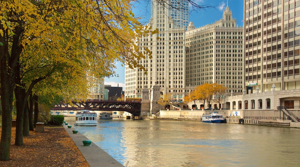 Paseo del río Chicago que incluye un río o arroyo, una bahía o un puerto y una ciudad