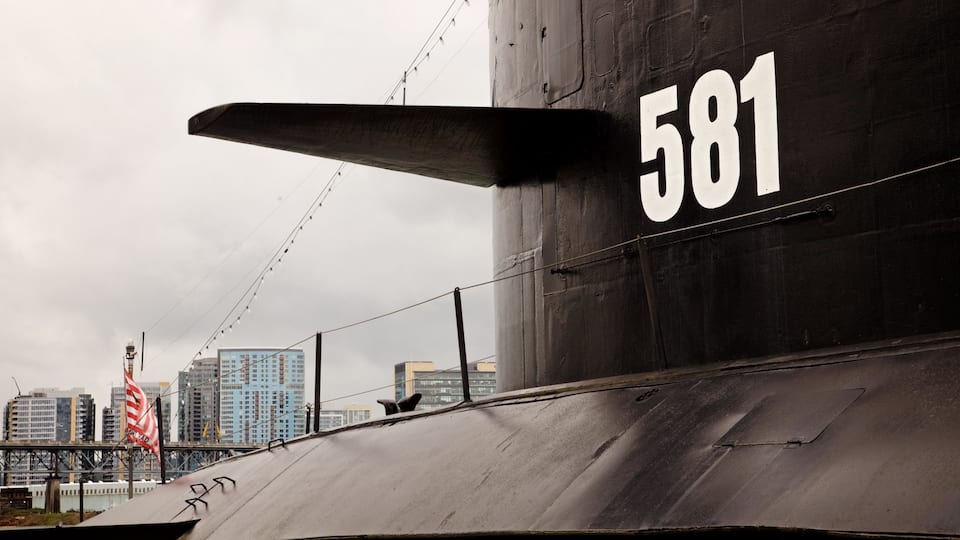 Oregon Museum of Science and Industry que incluye una ciudad, señalización y artículos militares