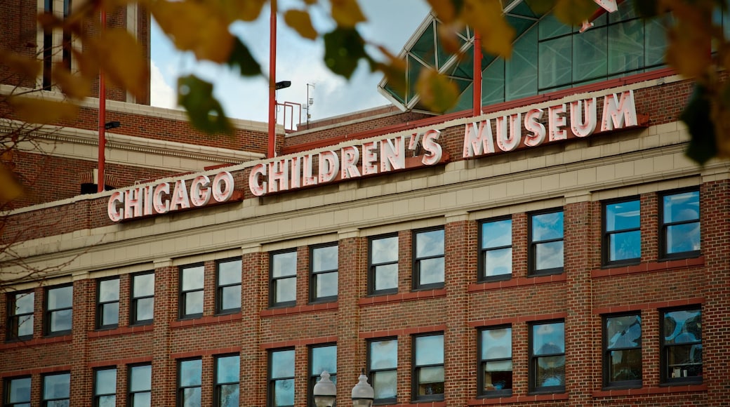 Navy Pier som visar skyltar