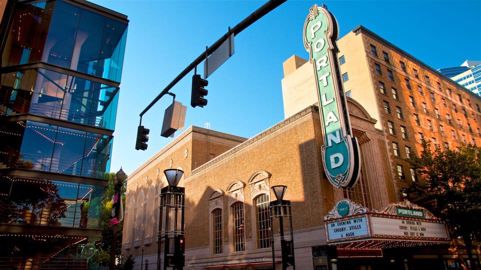 Centro de Portland ofreciendo señalización y una ciudad
