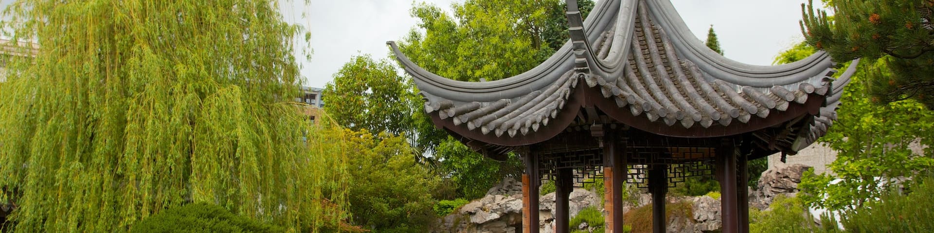 Lan Su Chinese Garden featuring heritage elements, a park and a pond
