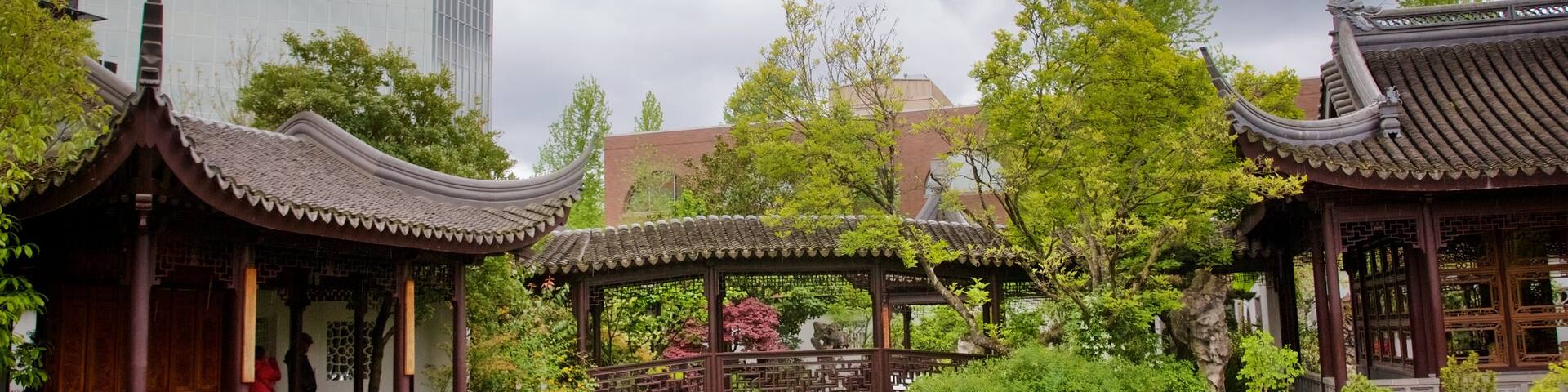 Lan Su Chinese Garden which includes heritage elements, a pond and a park