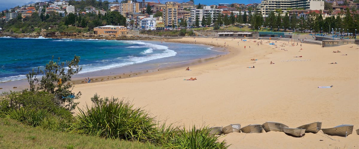 Coogee Beach which includes general coastal views, a coastal town and a beach