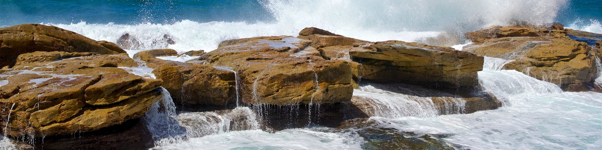 Strand von Coogee das einen allgemeine Küstenansicht, Wellen und schroffe Küste