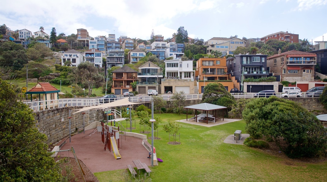 Tamarama Beach showing a garden and a coastal town