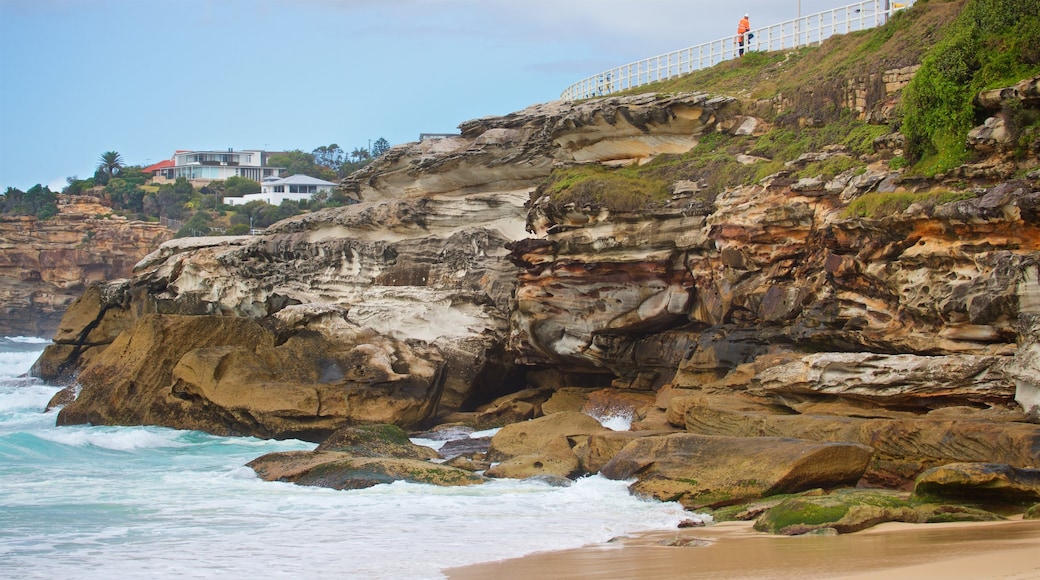 Playa de Tamarama mostrando una playa de arena, vistas de una costa y litoral accidentado