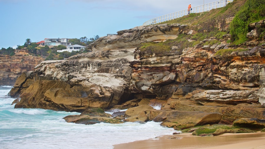 Tamarama Beach presenterar kustutsikter, klippig kustlinje och en strand