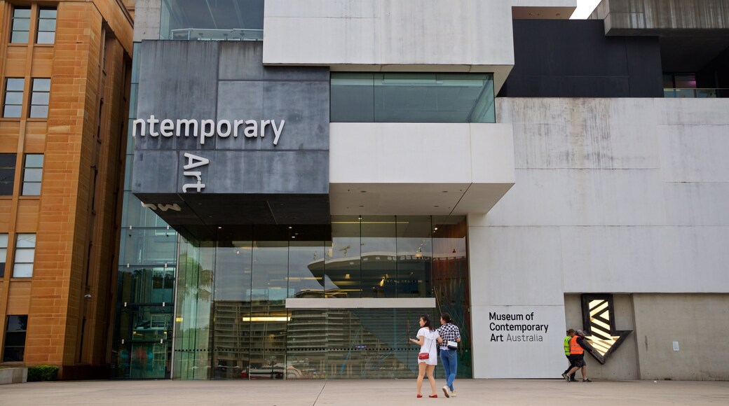 Museum of Contemporary Art que inclui cenas de rua e sinalização assim como um casal