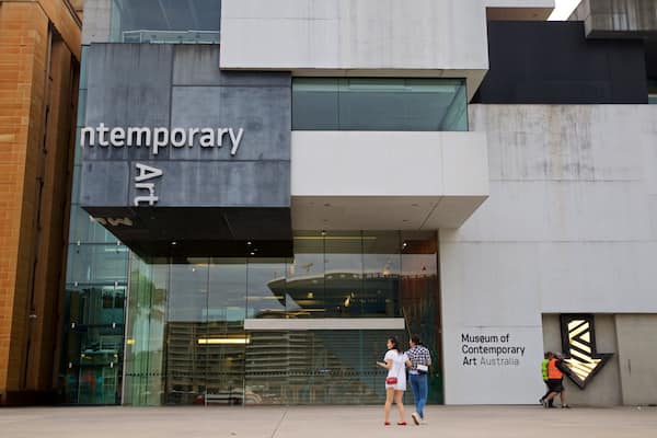 現代美術館 表示 ストリート シーン と 標識 及び カップル