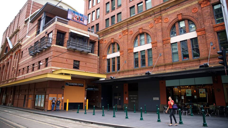 Capitol Theatre caracterizando cenas de rua assim como uma mulher sozinha