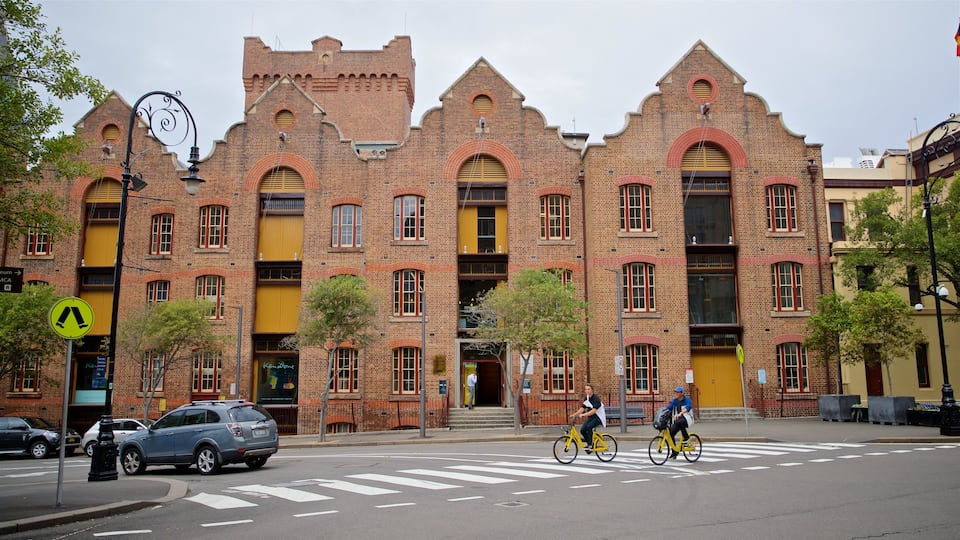 Circular Quay - The Rocks which includes heritage elements