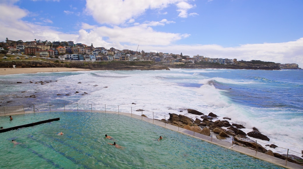 Playa de Bronte ofreciendo una ciudad costera y vista general a la costa