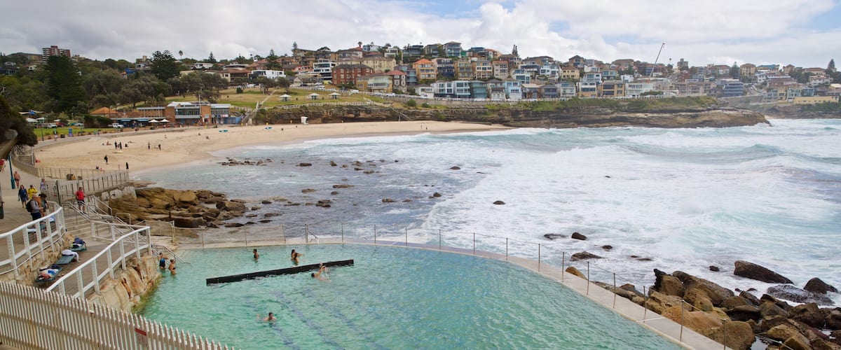 Bronte Beach which includes a coastal town and general coastal views