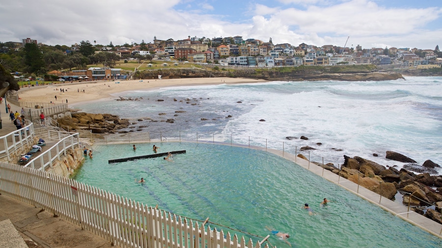 Playa de Bronte ofreciendo vista general a la costa y una ciudad costera