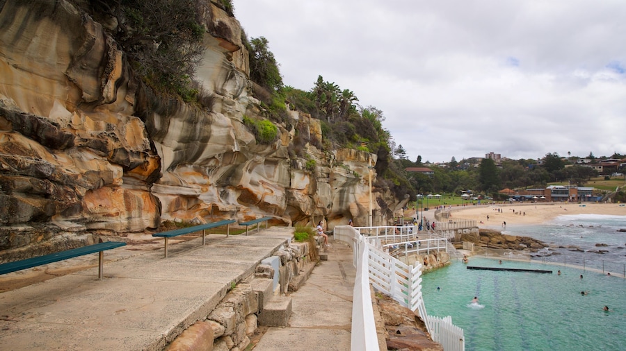 Bronte Beach showing general coastal views and rugged coastline
