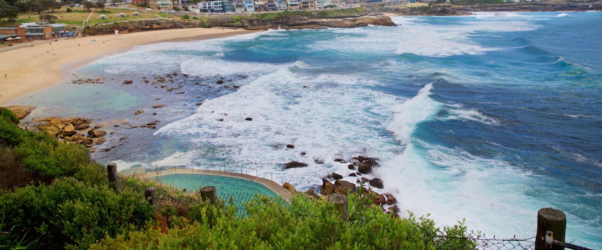 Bronte Beach showing general coastal views and a coastal town